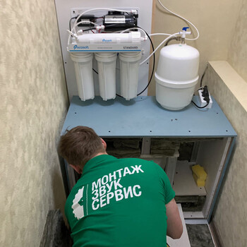 Звукоизолирующий короб и виброизоляция насоса